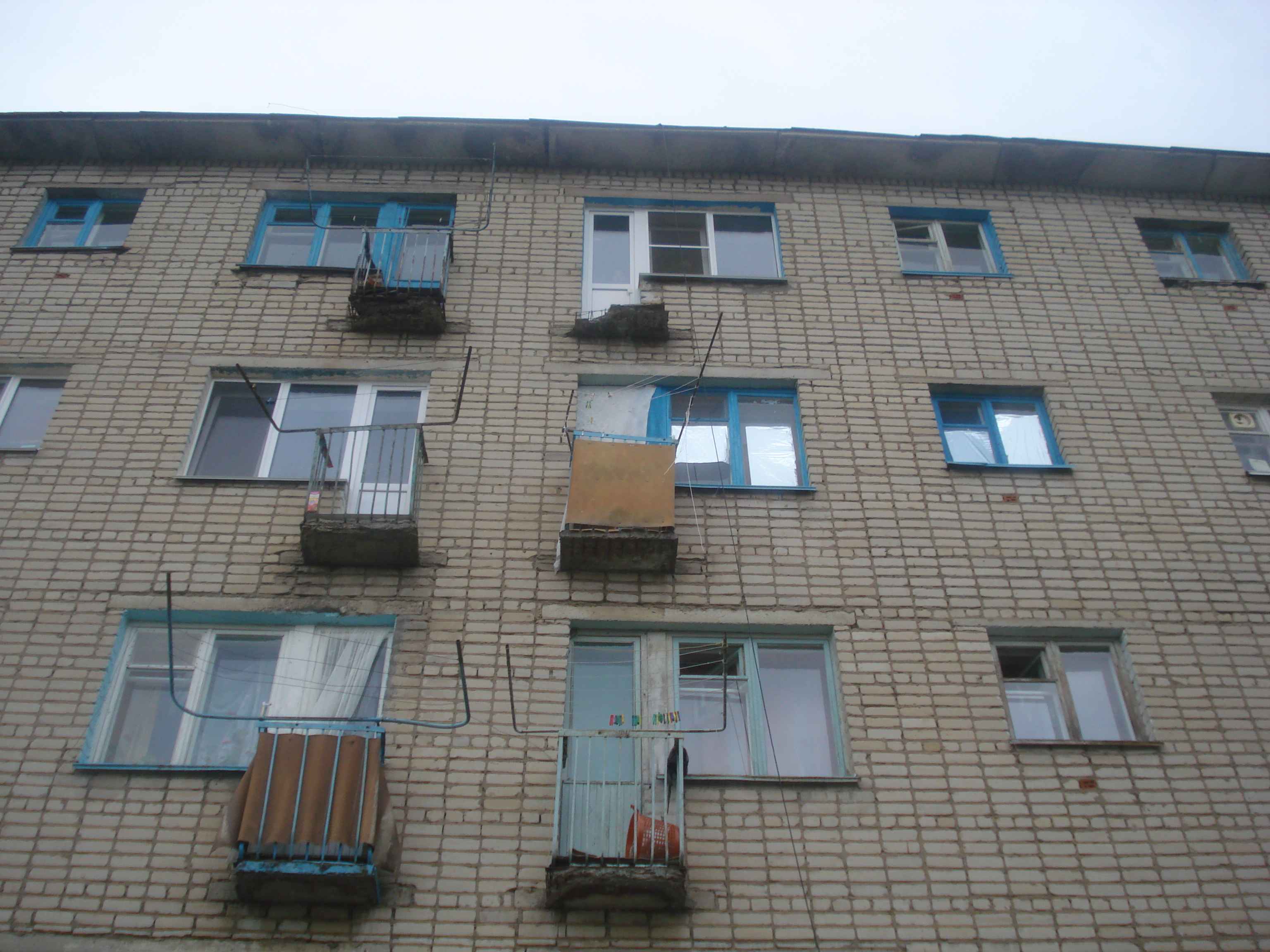 Балконы в общежитиях. Балконы в малосемейках. Балкон в общежитии. Малосемейка с балконом. Балкон малосемейки.